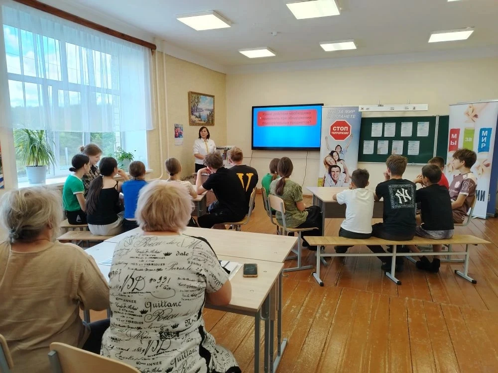 Сегодня в нашей школе в целях предотвращения вовлечения несовершеннолетних в организации экстремистс