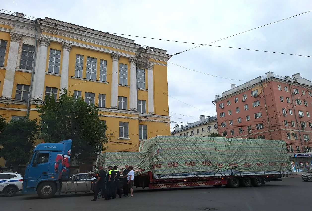 Сегодня утром на площади Театральной в Рязани так. Контактная сеть оказалась слишком низко. Пробки п