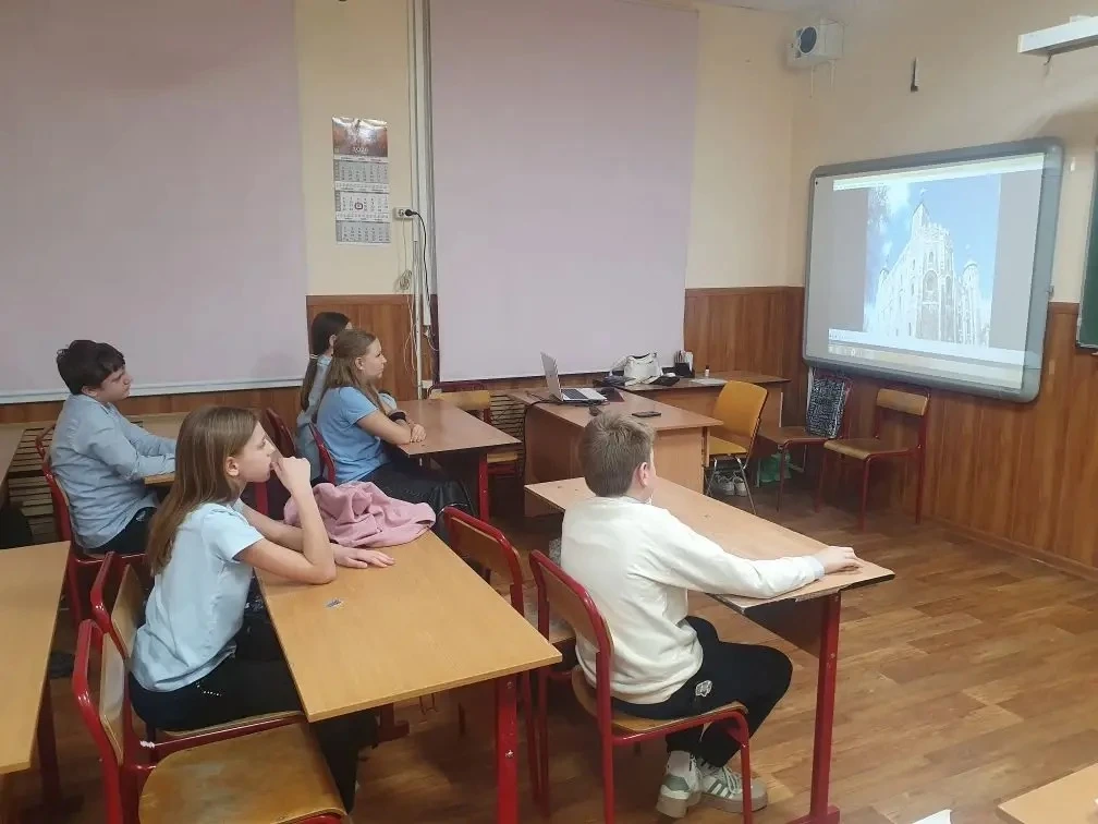 Ребята из 8а класса провели защиту проектов: "Знаменитые люди Британии и США".  Дети смотрели презен