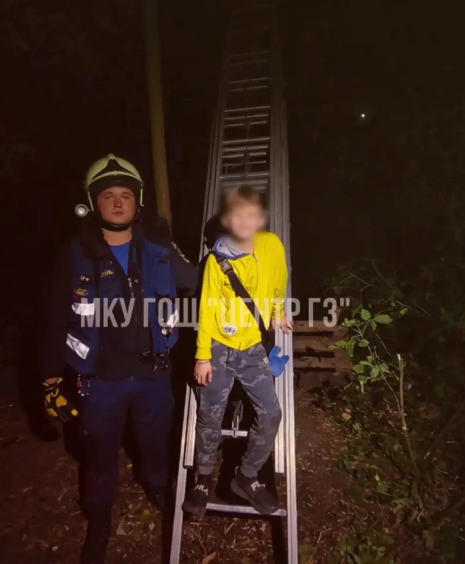 🌳 В Щёлково спасатели помогли мальчику, который не смог слезть с шалаша на дереве.