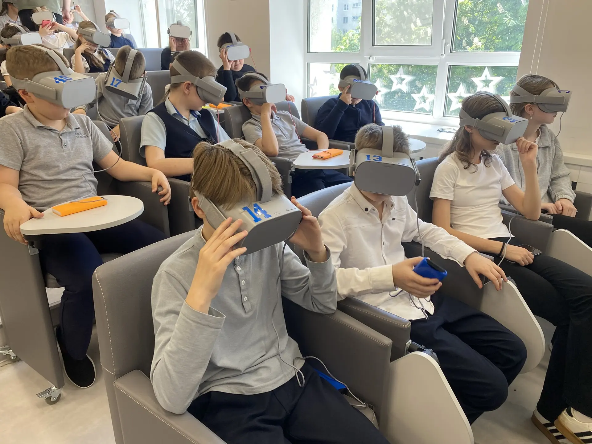 🕶️ VR-путешествие для  школьников: космос, Африка и горки!  Ученики 1–6 классов нашей гимназии побыв