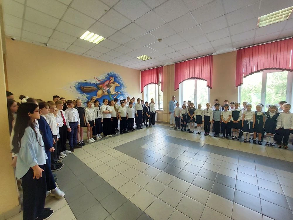 ТОРЖЕСТВЕННЫЕ ЛИНЕЙКИ НА ДАНИЛОВСКОЙ НАБЕРЕЖНОЙ  🎓 Сегодня в корпусе на Даниловской набережной нашей
