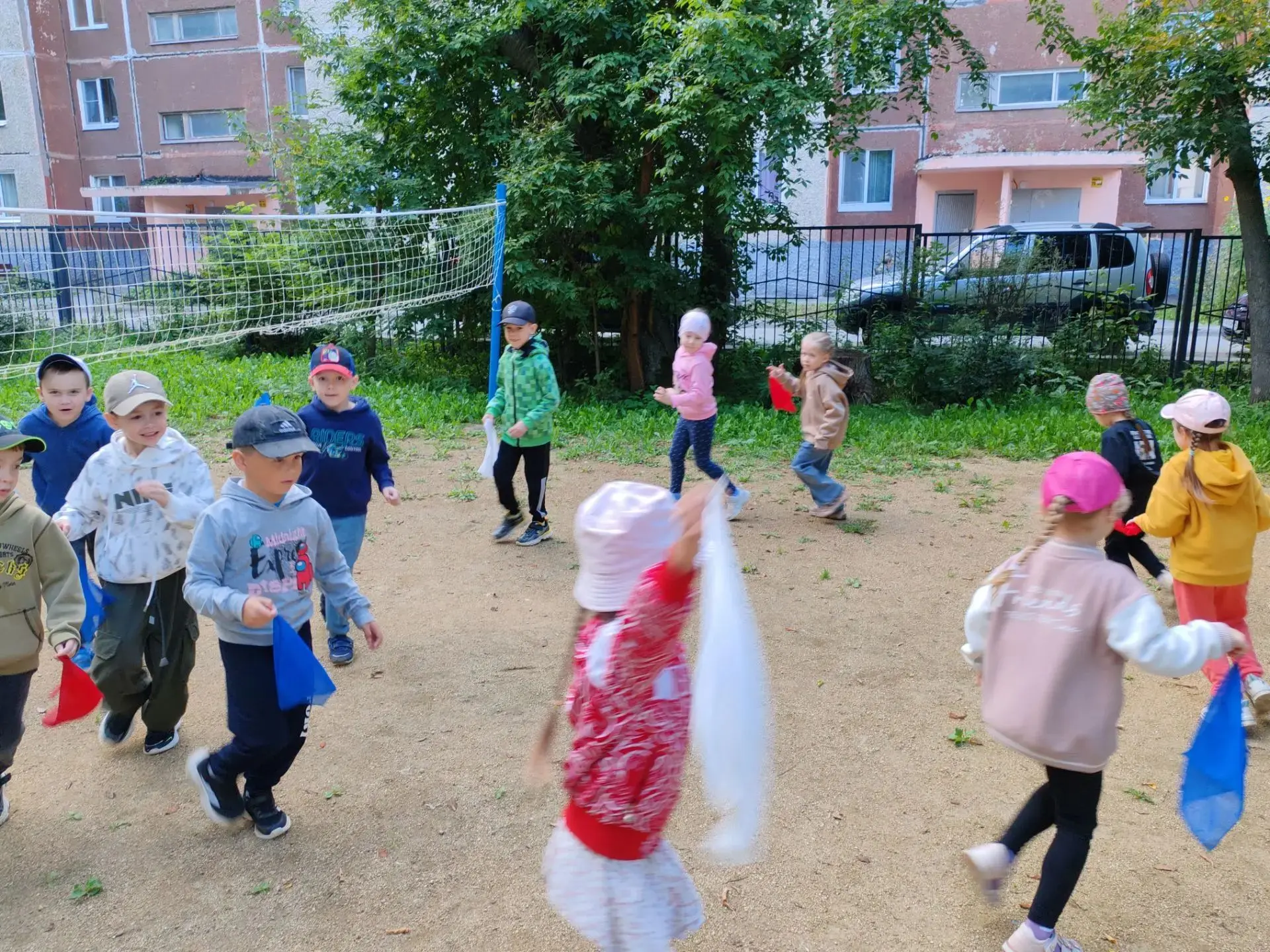 В группе «Солнечные зайчики» прошли мероприятия, посвящённые Дню флага России.
