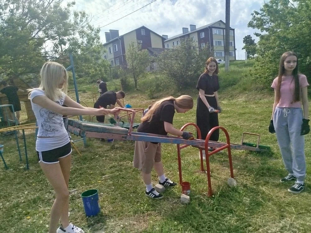 Трудоустройство школьников: работа на благо родного города! 🛠️  🎓Обучающиеся 10 «А» и 10 «Б» классов