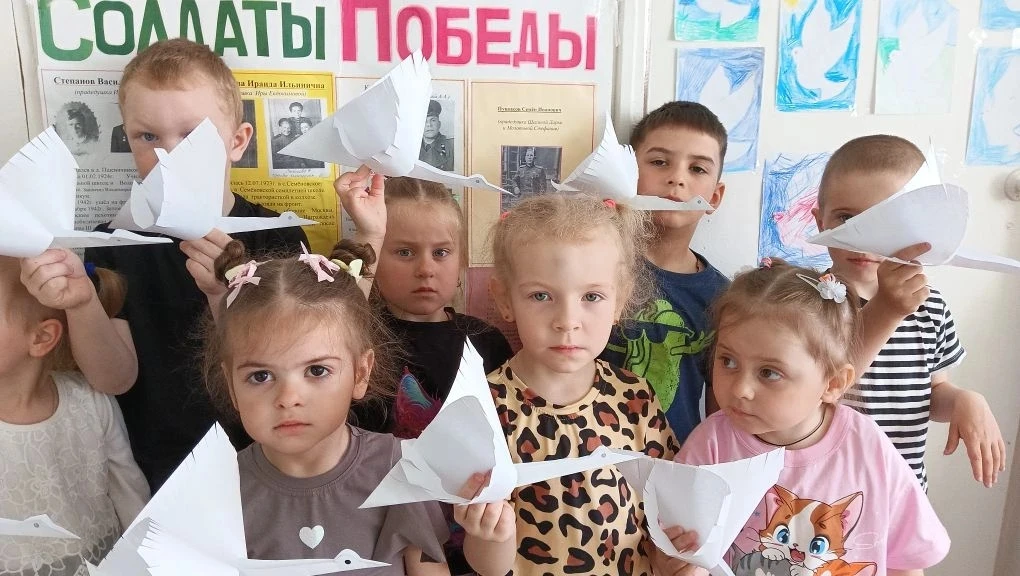 Накануне 9 мая, в  группе "Ручеёк" прошло тематическое занятие, посвящённое  Дню Победы.
