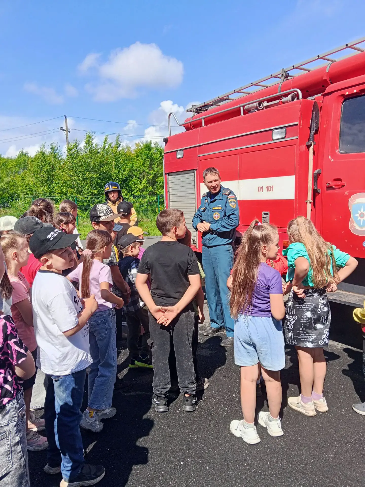 🚒 Жаркий день в компании спасателей!
Сегодняшний теплый и солнечный день запомнится ребятам надолго