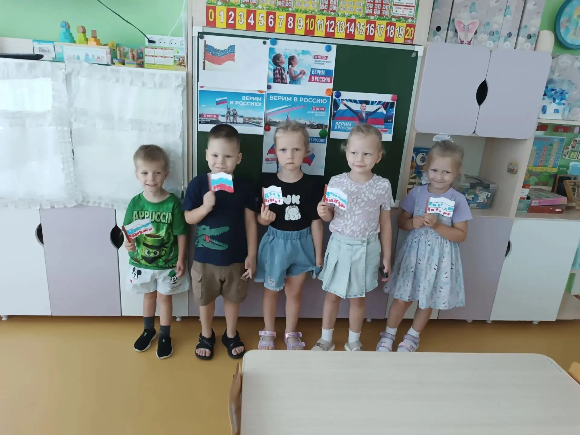 Гордость в каждом взмахе: флажки России в руках наших родителей!