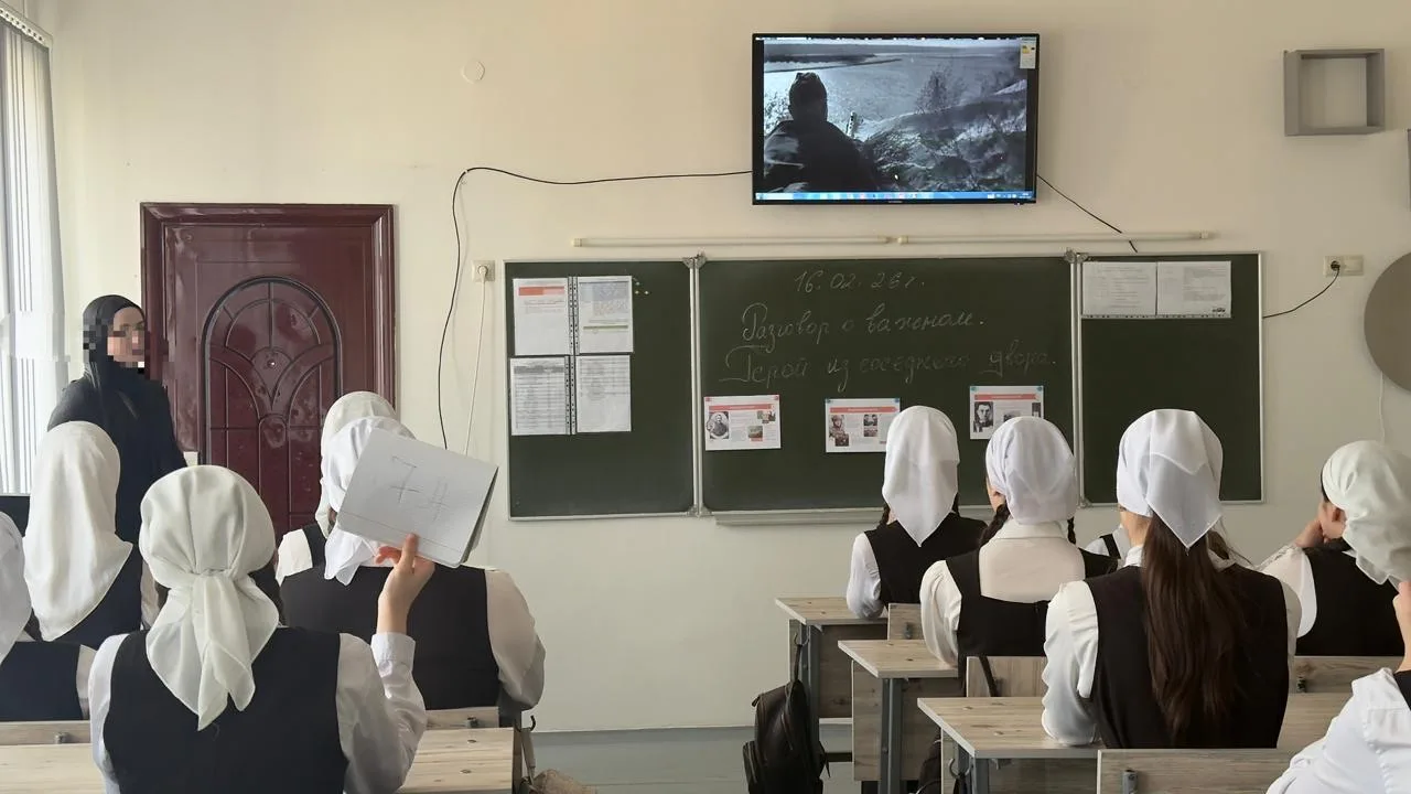 В МБОУ «СОШ №6 г. Урус‑Мартан» прошёл разговор о важном — «Герой из соседнего двора».  В рамках встр