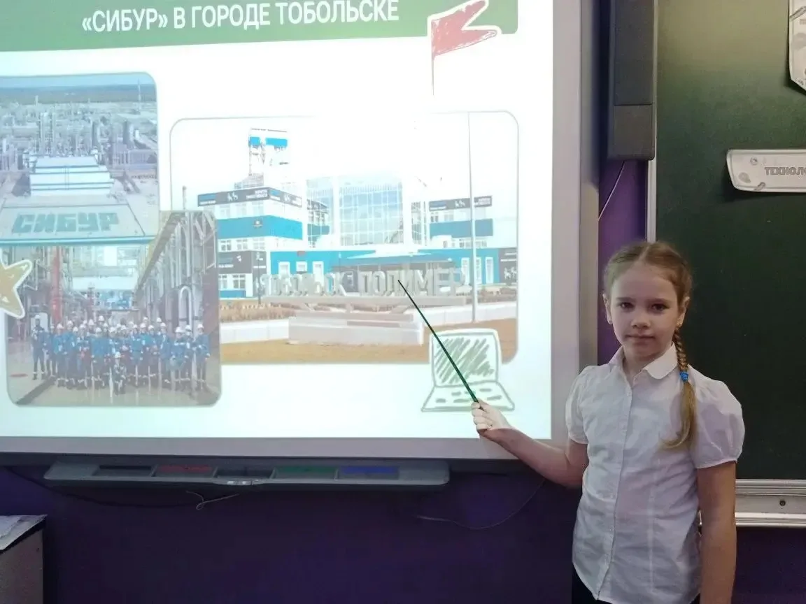 НЕДЕЛЯ НАЧИНАЕТСЯ С ГОРДОСТИ И НОВЫХ ЗНАНИЙ! 🇷🇺🏭  Понедельник в МБОУ СШ №28 г. Липецка традиционно н