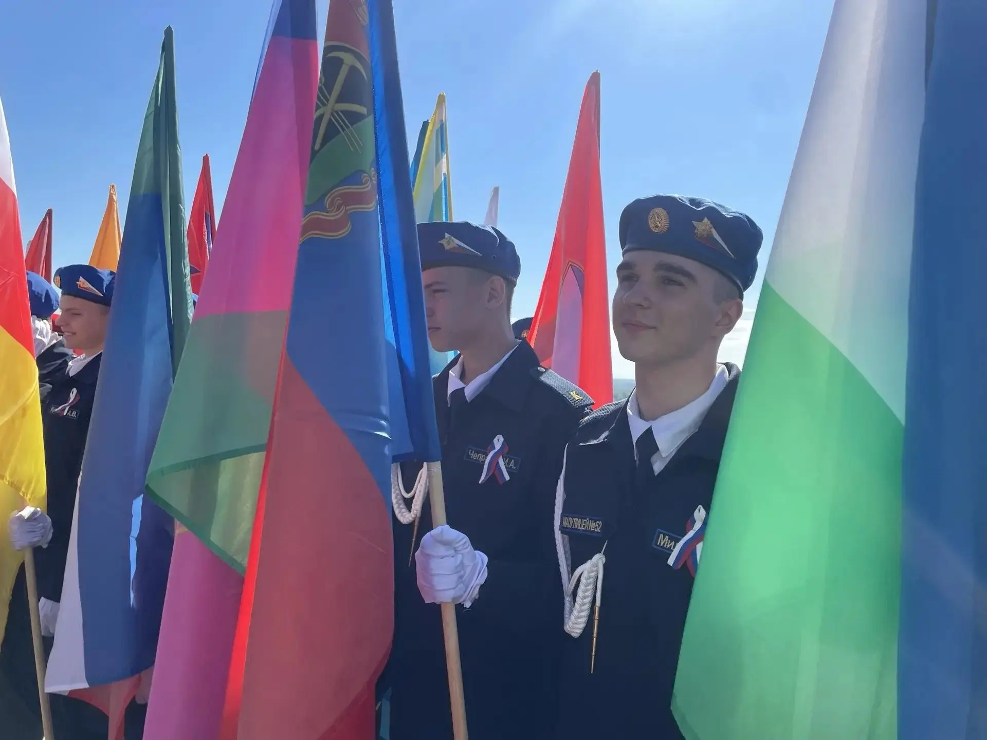 Уважаемые коллеги, ученики и родители!

Сердечно поздравляю вас с Днём России!

Этот праздник наполн