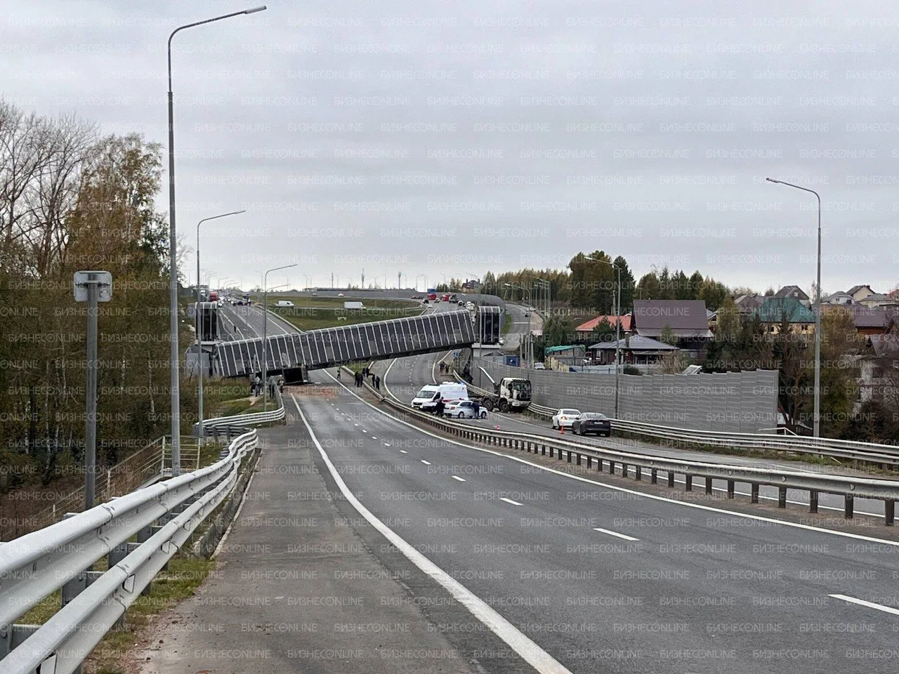 На дороге после Кощаково в сторону деревни Царево рухнул наземный переход.