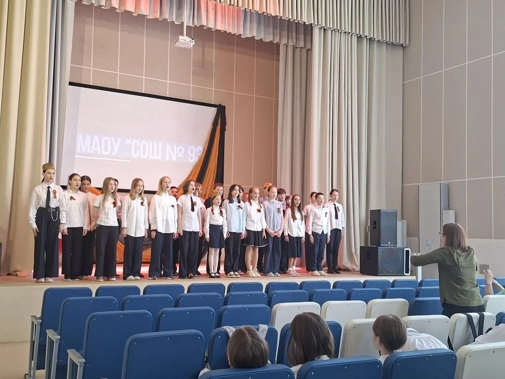 5 мая прошёл смотр литературно-музыкальных композиций, посвящённых 9 Мая. Участвовали 1–6 классы.  Б