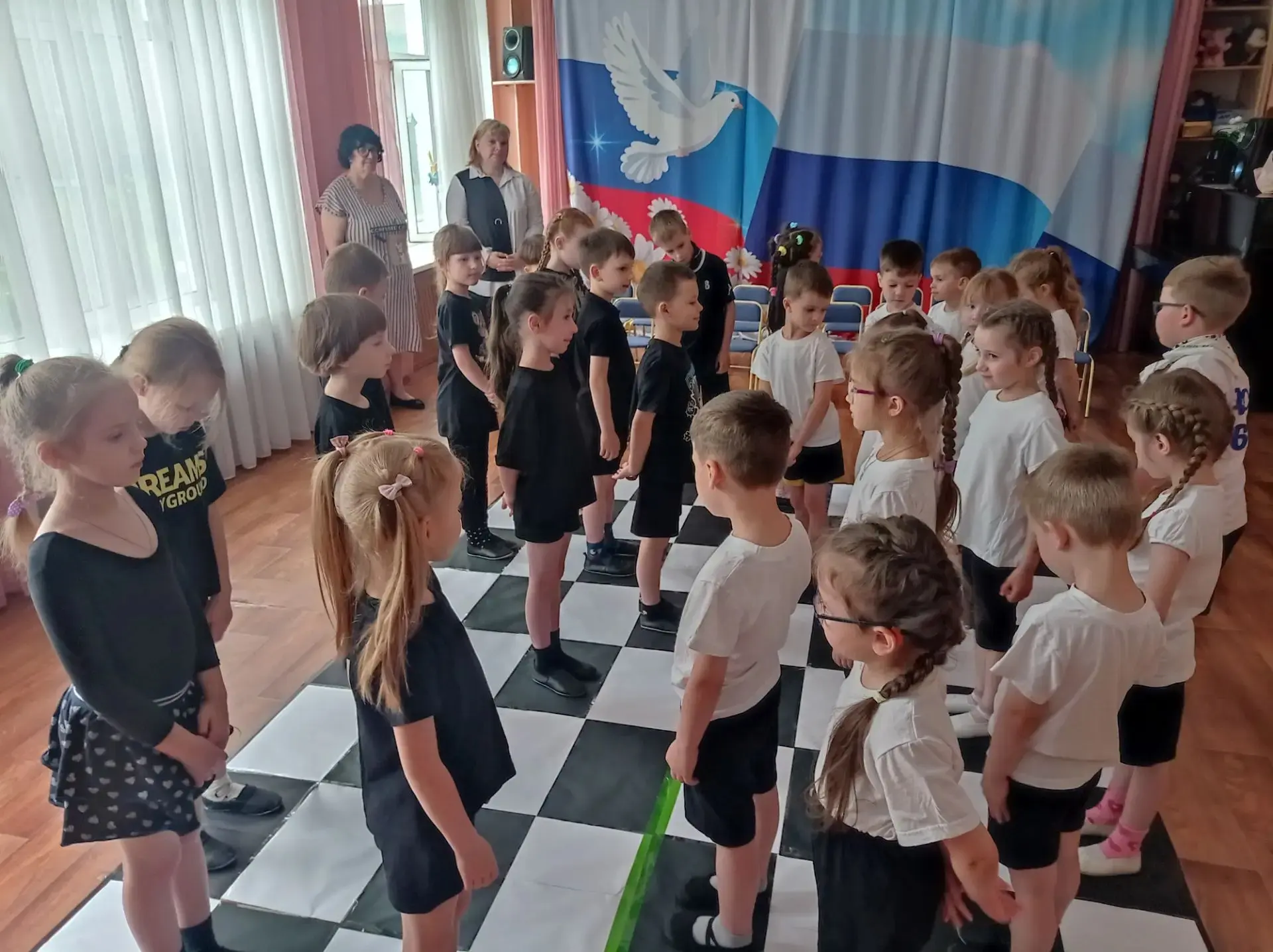 Завершилась неделя шашек игрой "живые шашки". 

Весь педагогический состав долго думал как необычно 