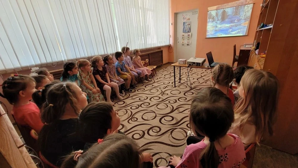 Просмотр мультфильма "Малыш и Карлсон".