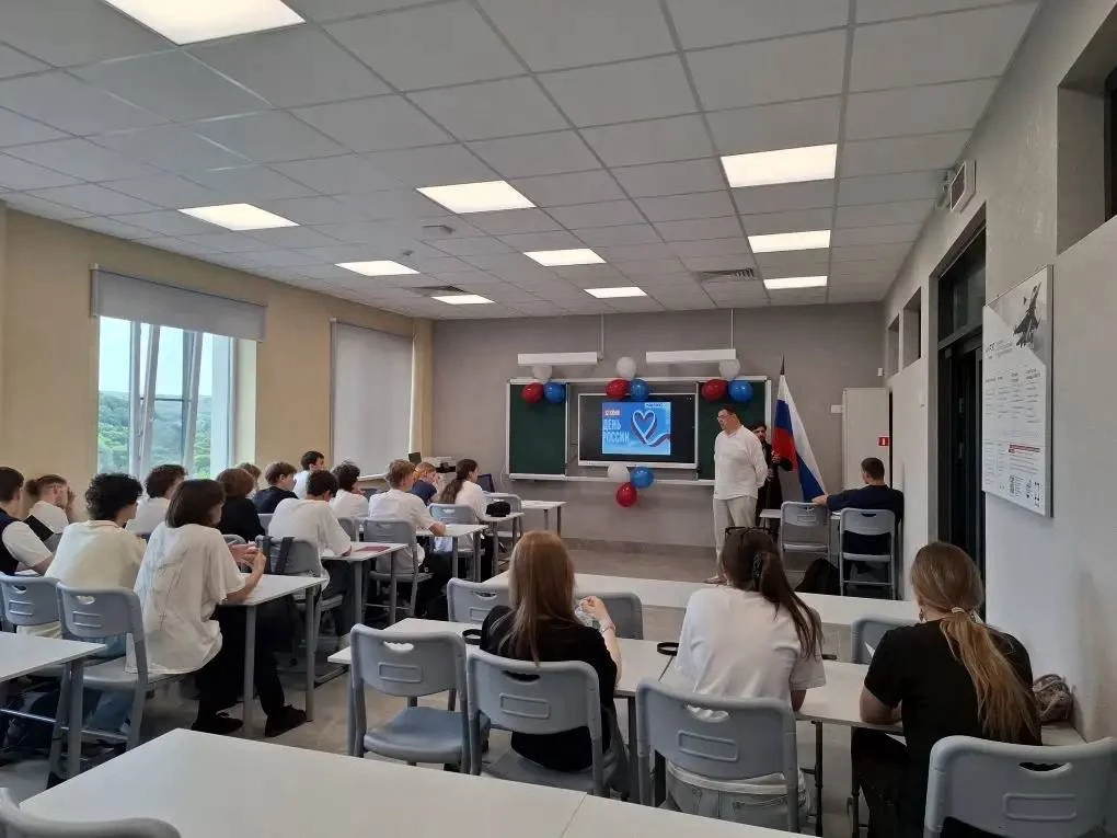 🇷🇺 С историей в сердце: урок ко Дню России

Сегодня  прошел особенный тематический урок истории, п