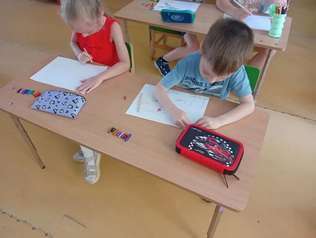 У меня альбом и краски,