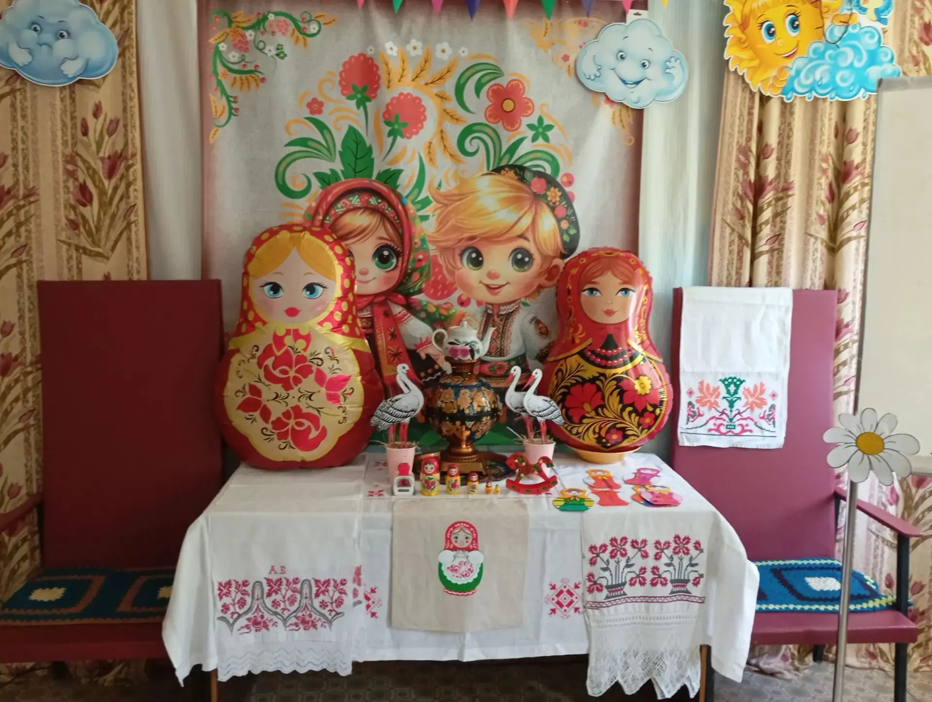 «Мы Матрёшку нарядили
В самый праздничный наряд. ✨
Всех в округе удивили,
И Матрешки в пляс хотят!» 