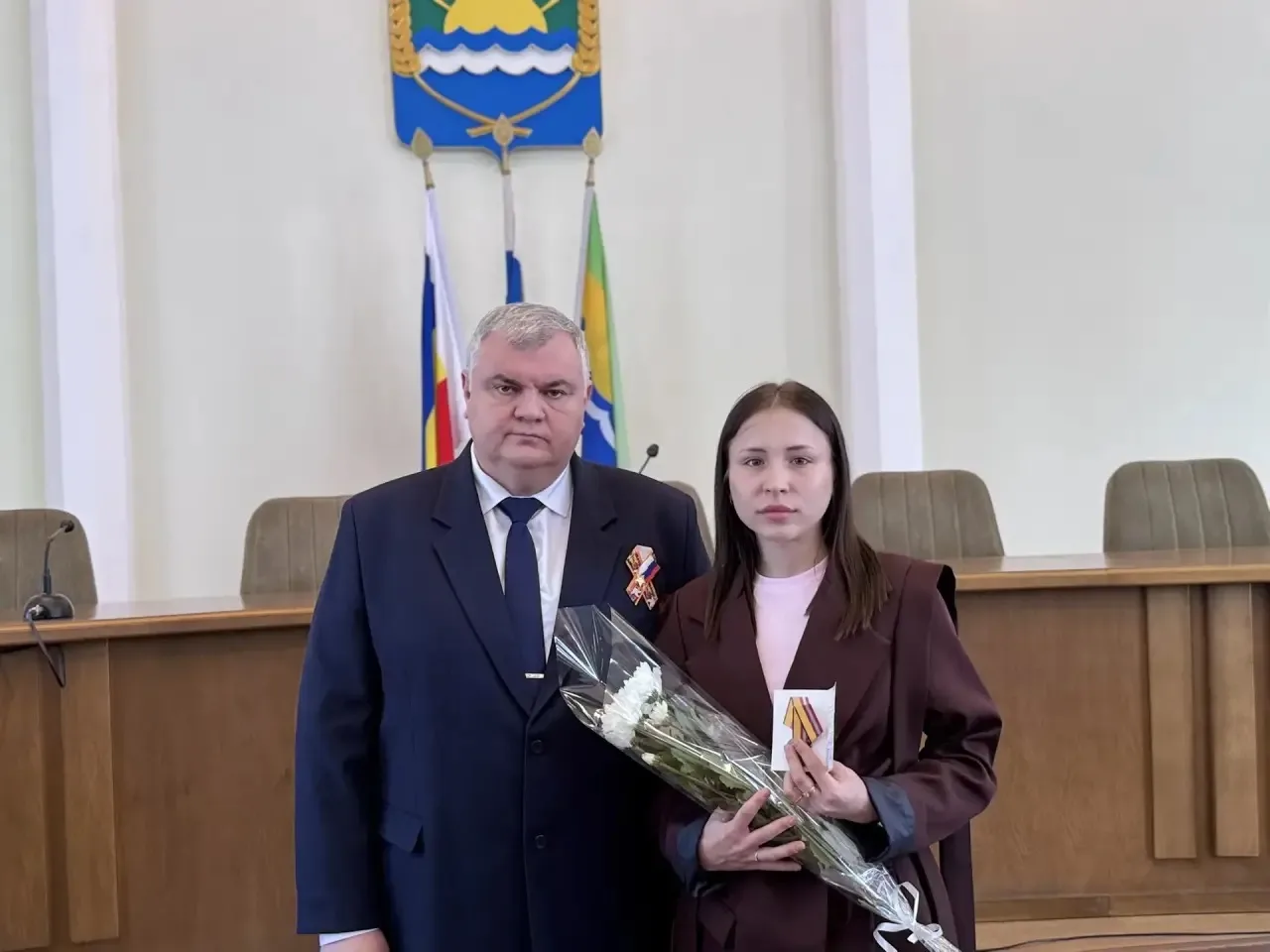 Глава Азовского района Сергей Комаров вручил ордена и медали семьям погибших героев СВО  В администр