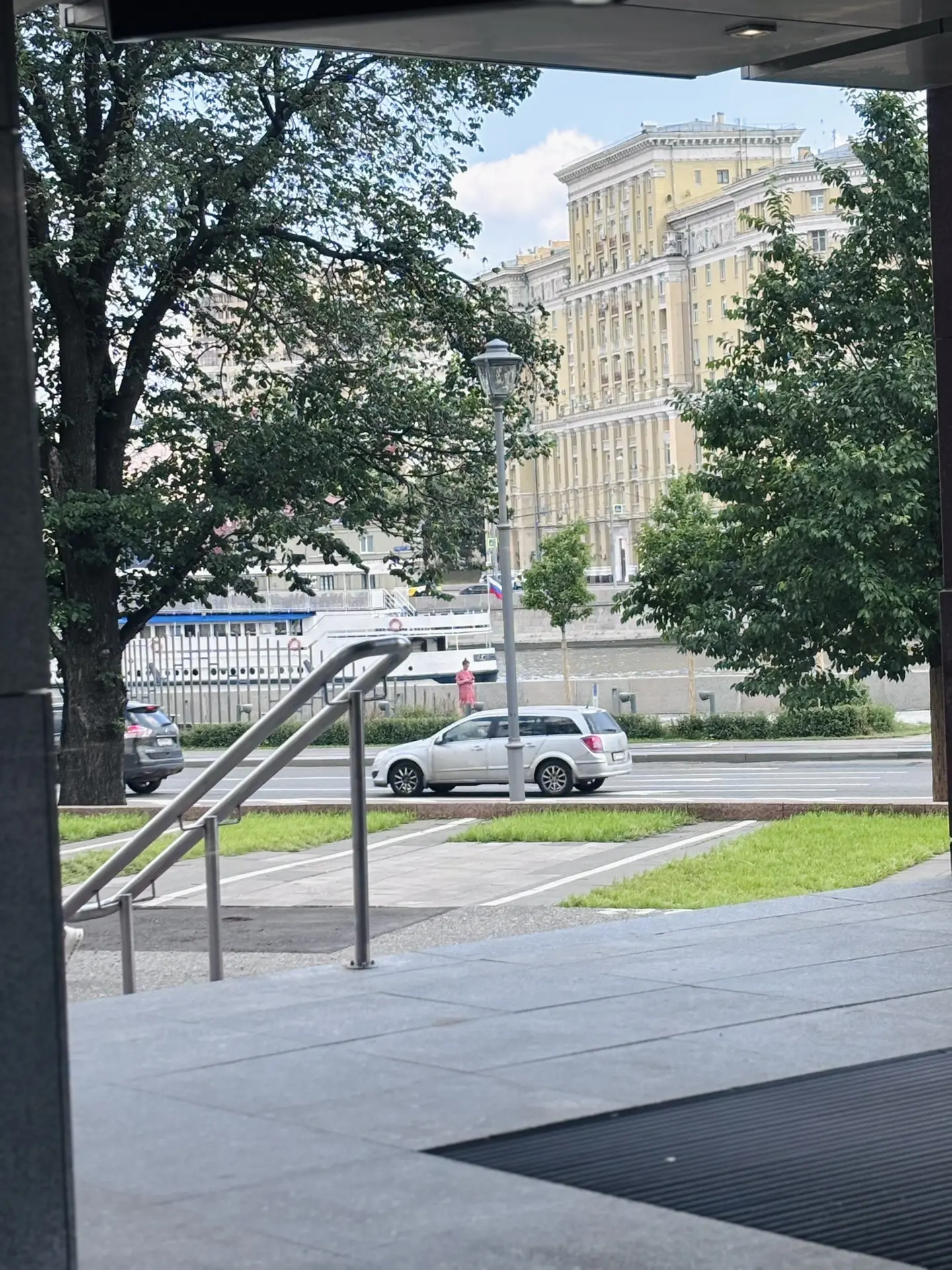 Сегодня работаем с вот таким прекрасным видом на Москву Реку.