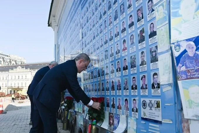 Глава МИД Азербайджана посетил Киев и возложил цветы погибшим солдатам ВСУ

После этого глава МИД Аз