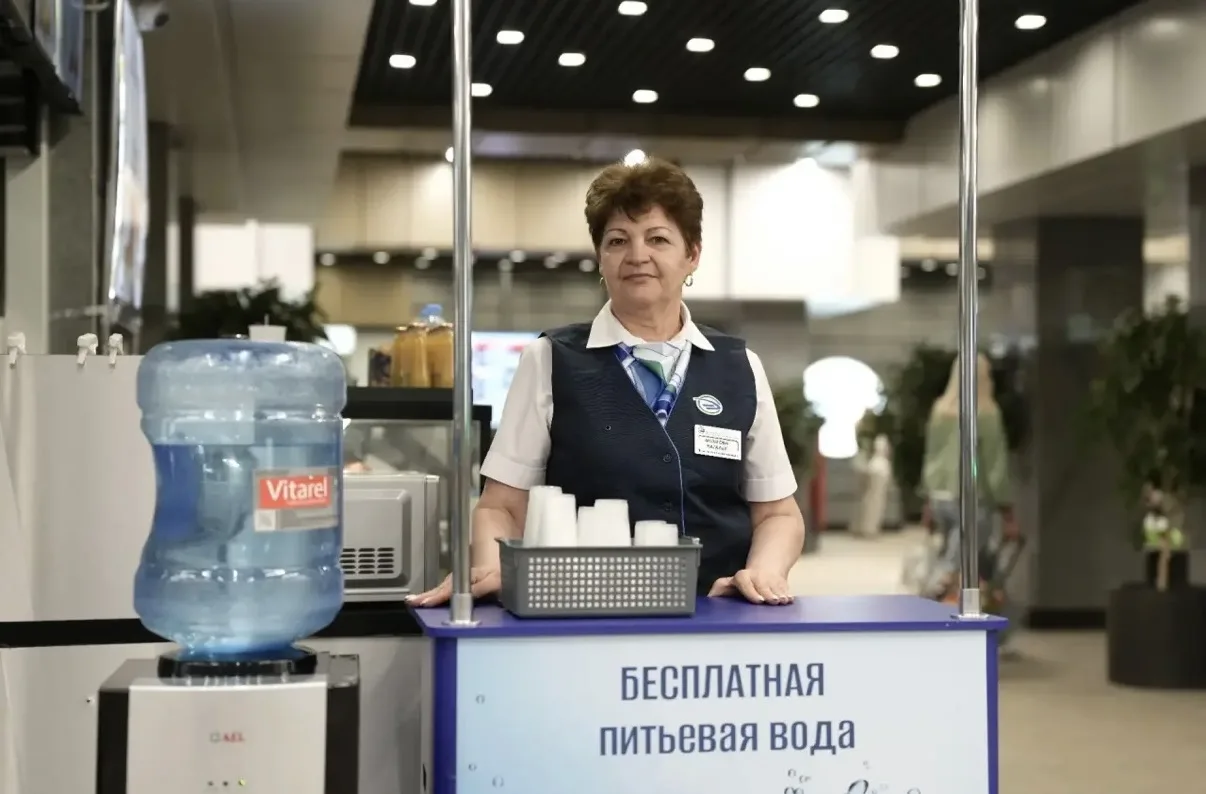 ☀️ Синоптики обещают, что аномальная жара скоро спадет!  💦 А пока перевозчики общественного транспор