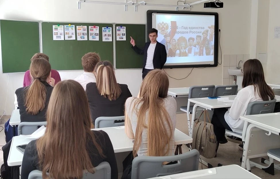 🇷🇺ГОД ЕДИНСТВА НАРОДОВ РОССИИ🇷🇺  К нам в школу пришёл студент ЛГПУ Кулешов Руслан Сергеевич и провёл