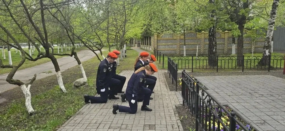 Кадетский 11Б класс заступил на Пост №1 🇷🇺   Пост №1 - это почётный  караул у мемориала павших воино