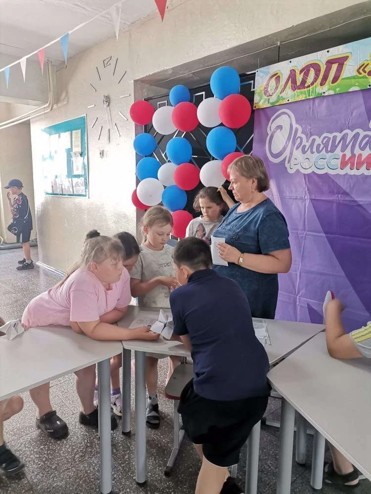 🚦 "Знай правила движения, как таблицу умножения!" – Квест по ПДД в лагере "Добродеи"! 🚦