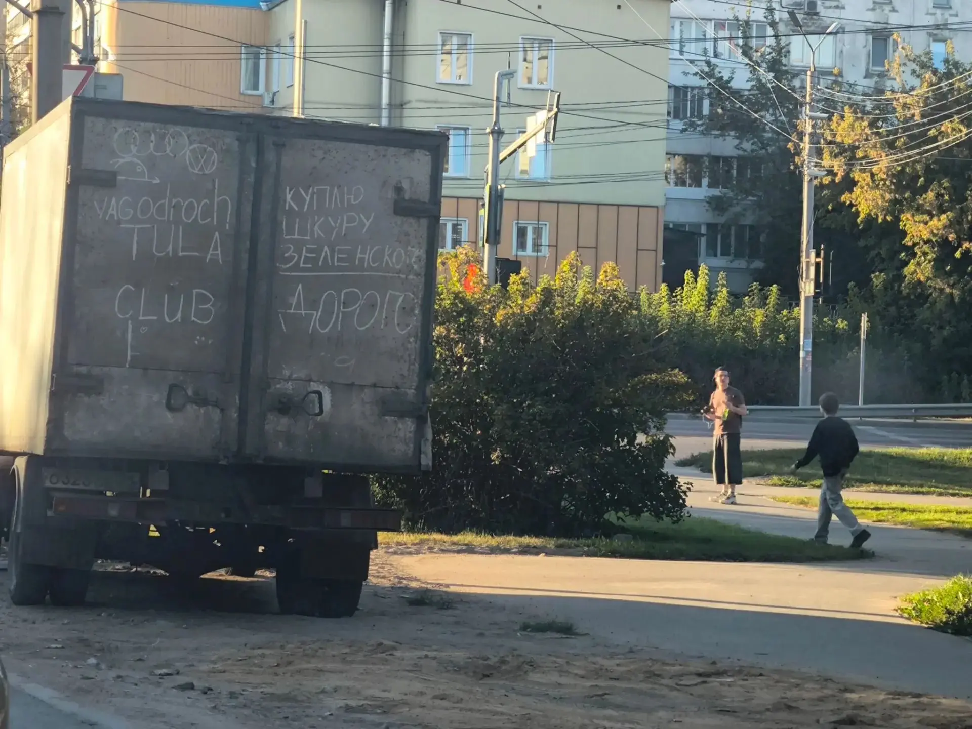На городском переулке стоит такая газель