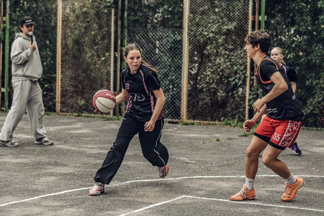🏀 В Тракторозаводском районе Челябинска открылась обновлённая дворовая баскетбольная п...
