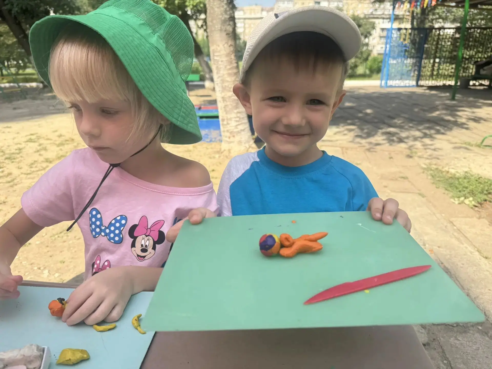 Я весь мир слепить готов 
Дом, 🏠машину, 🚗двух котов.
Я сегодня властелин-
У меня есть пластилин!
Р