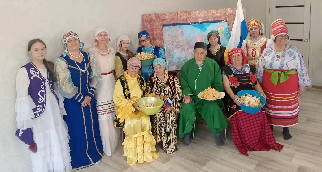 В рамках программы «Активное долголетие» и всероссийской акции «Надень народное на день России» учас