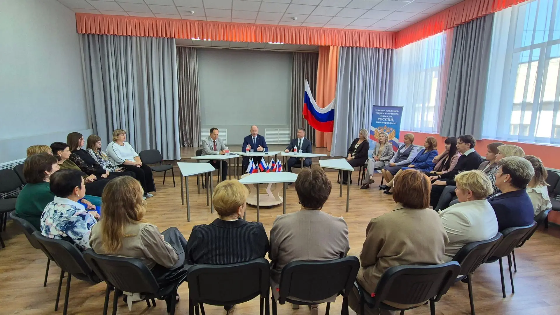 Спецпредставитель губернатора Николай Николаев встретился с киквидзенскими медработника...