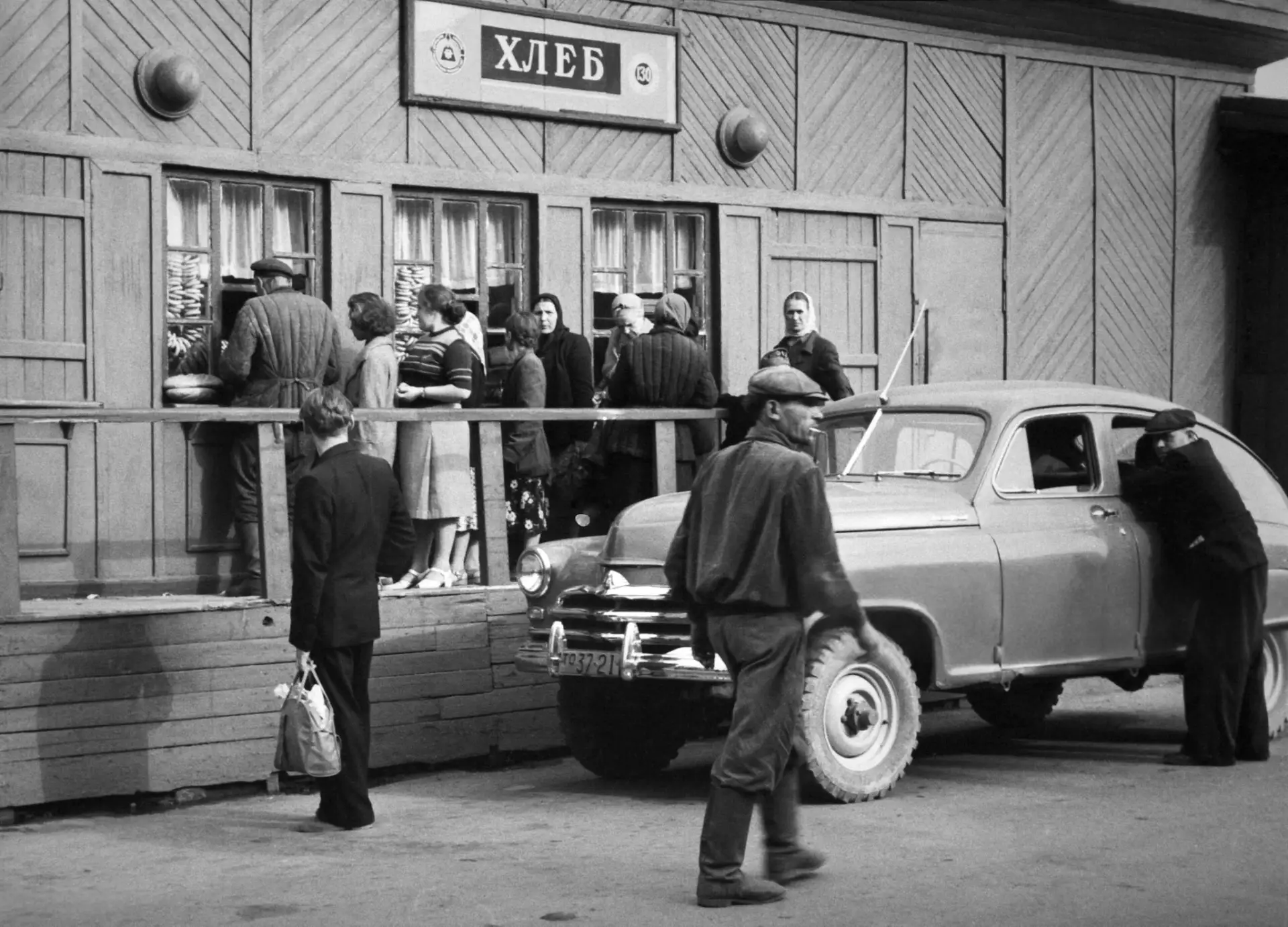 М72 у Даниловского рынка в Москве. 1957 год.