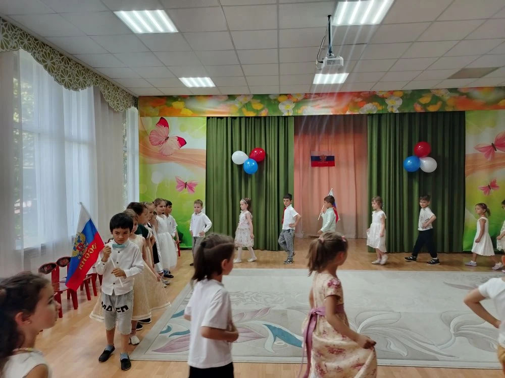 🇷🇺 Праздник ко Дню России в нашем детском саду! 🇷🇺

Сегодня в нашем ДОУ прошёл замечательный пра