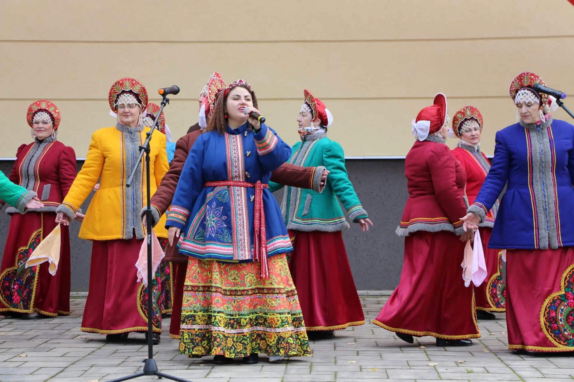Яркие, веселые, музыкальные гости фестиваля "Дубна - город мастеров" - Хор русской песн...