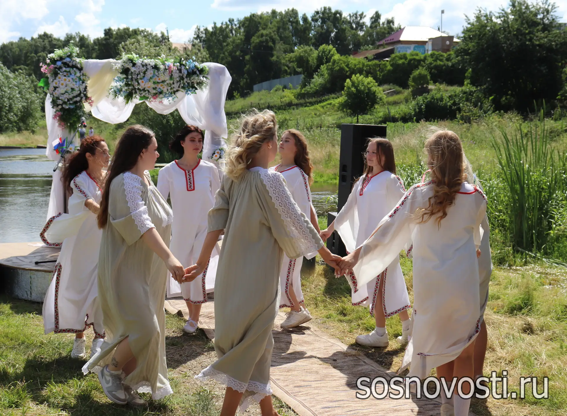 🕊️ День Святой Троицы нынче приходится на 31 мая. В старину молодежи на Троицу нужна б...