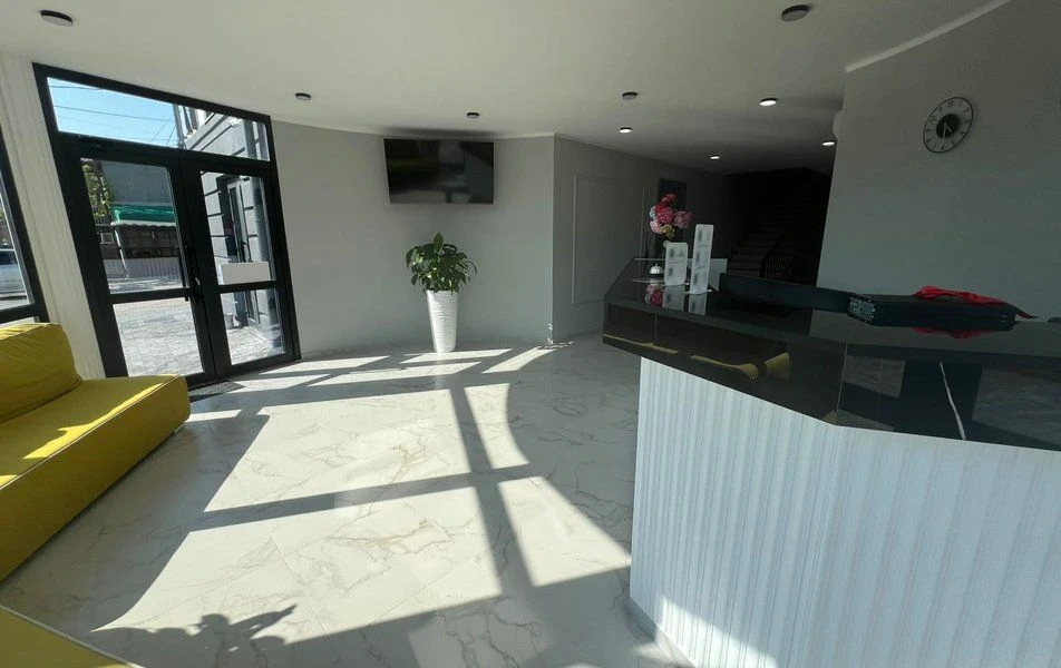 Отель «Aurora Inn Gagra» расположен в Абхазии, в курортном городе Гагра, в 5 минутах ходьбы от моря 