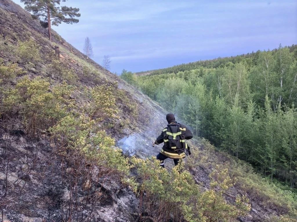 🚨 Добровольцы ВСКС помогли остановить огонь на Кадалинских дворцах Забайкальского края

В 10 киломе