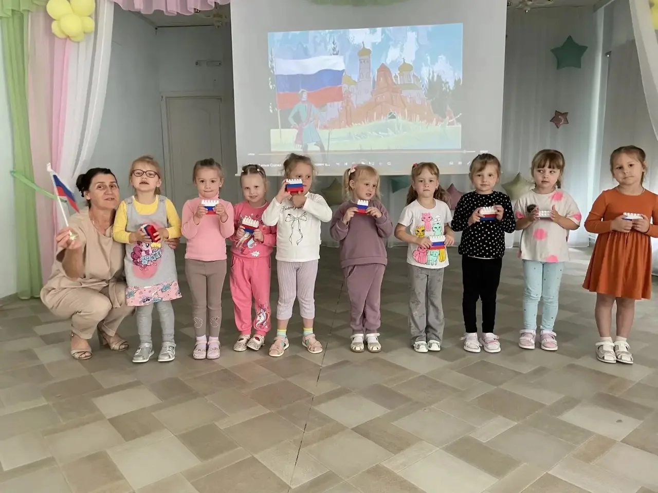🇷🇺 В преддверии Дня Российского флага, музыкальный руководитель Лия Алексеевна, прове...