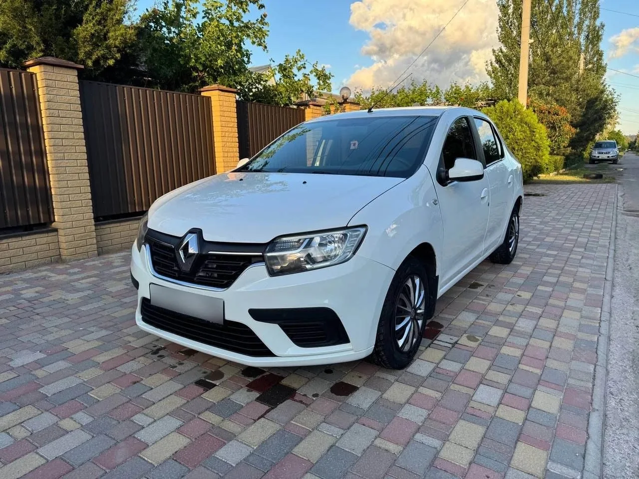 Продам, Срочно, Рено Логан 2020 года выпуска мотор 1.6 бензин на 106 лош на обычном авт...