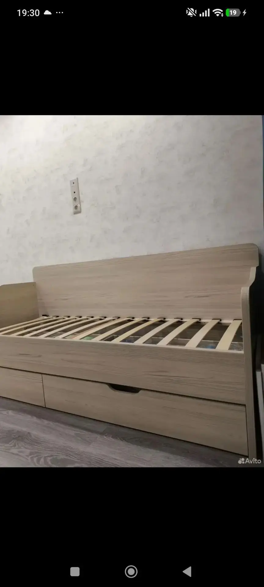 Продам кровать(без матраса) с выдвижными ящиками,спальное место 90*200.Тел: