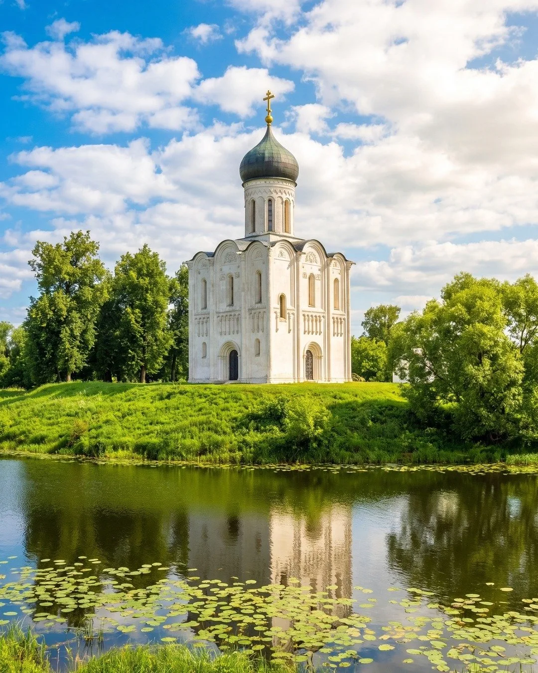 🏛️ Храм Покрова на Нерли: белая легенда над водной гладью! ✨