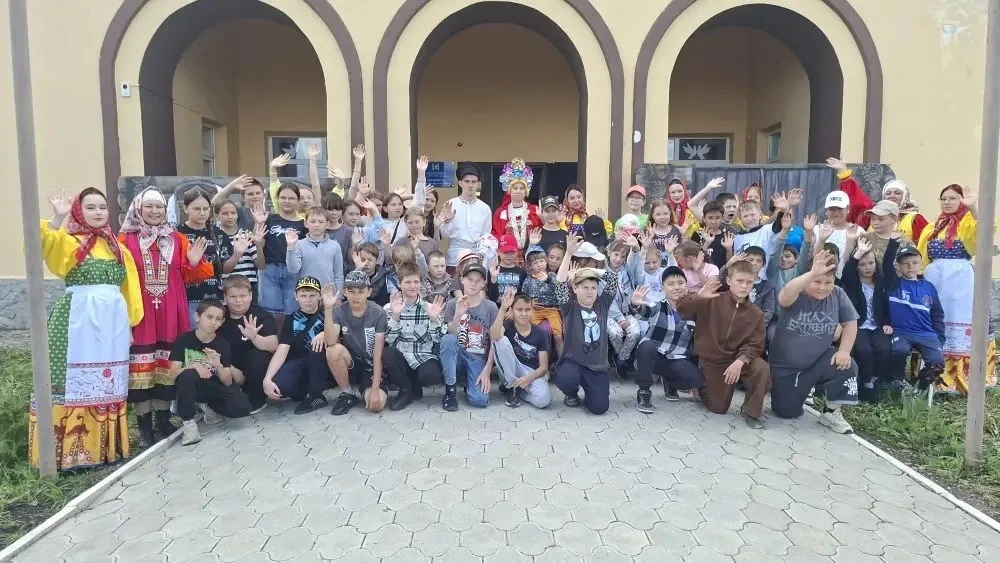 Еще один чудесный день в пришкольном лагере! ☀️

Всё началось с бодрой утренней зарядки — чтобы заря
