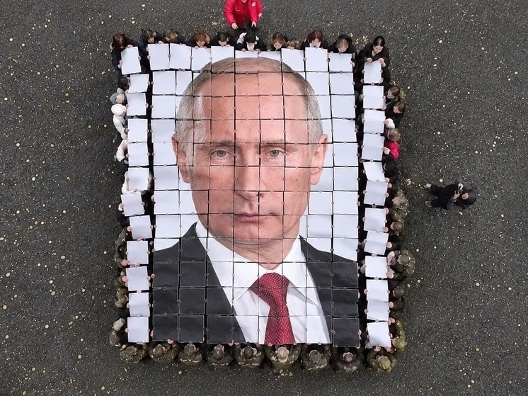 Ко Дню рождения Владимира Путина в городах страны проходят флешмобы и праздничные акции
