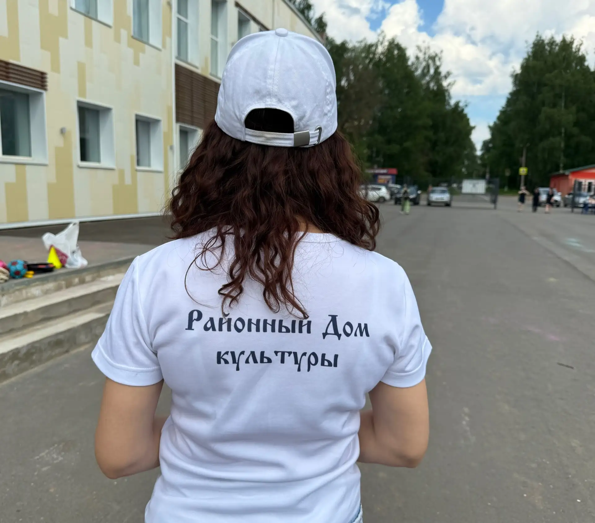 На площадке перед культурным центром ПАО «Дорогобуж» проходит детская игровая программа — атмосфера 