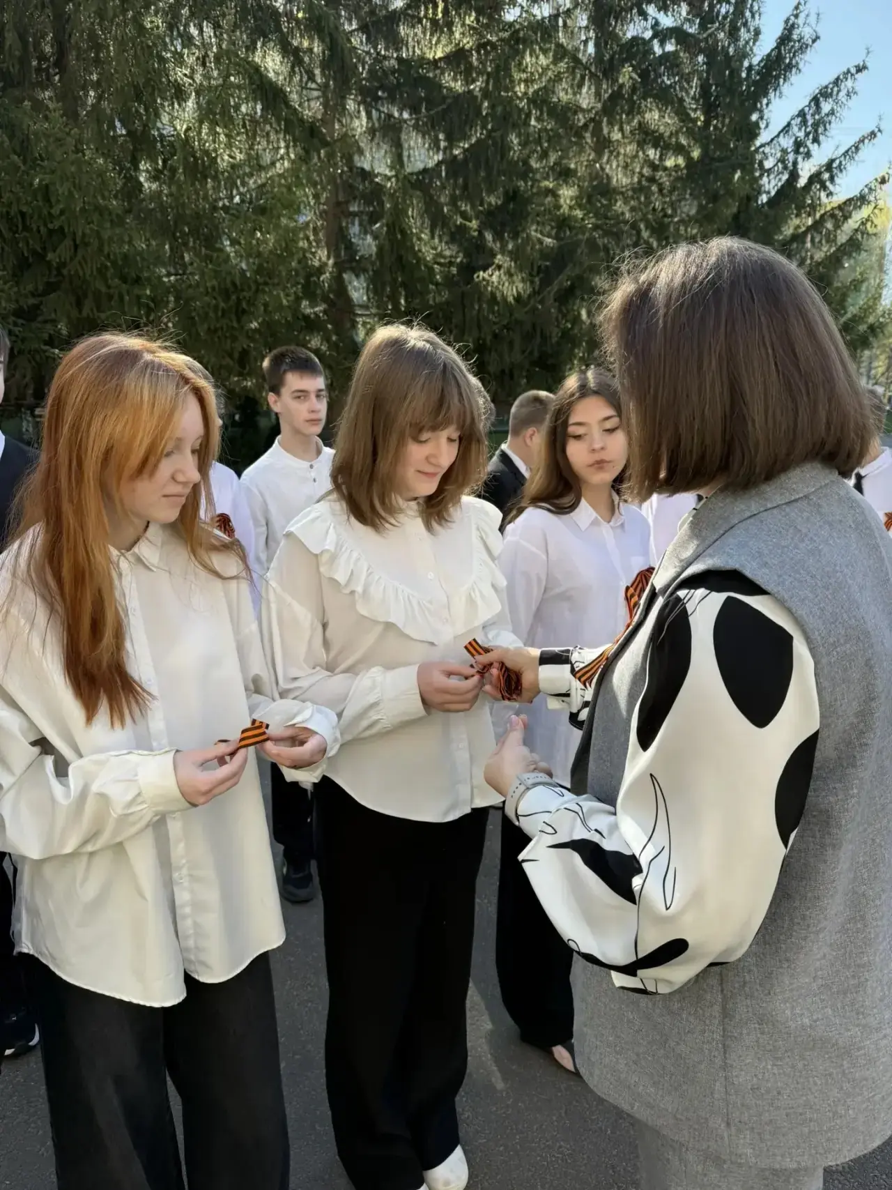 🗓️ Понедельник в нашей школе начался с традиционной церемонии исполнения Государственного гимна Росс