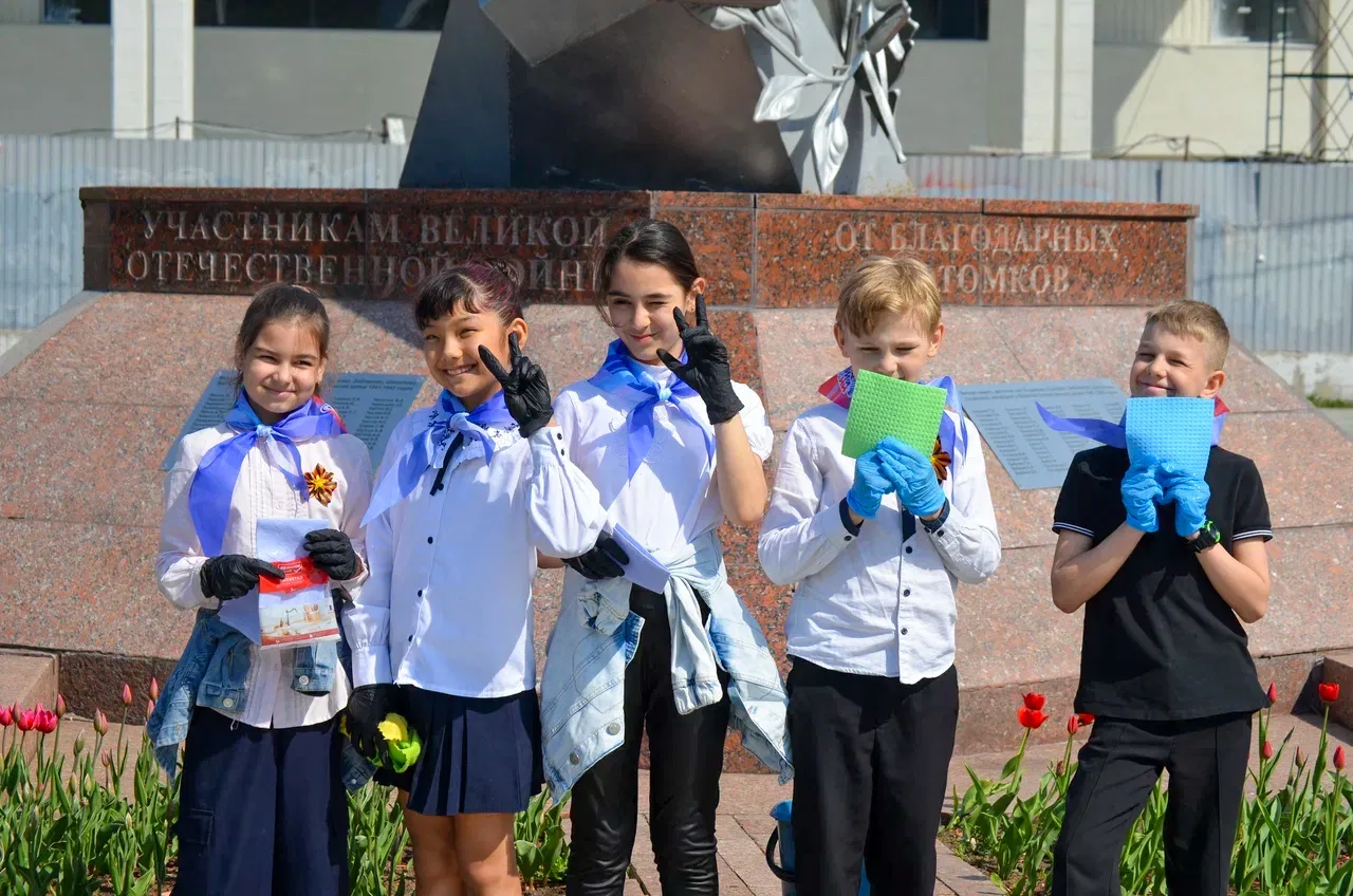 🙏🏼 Помним. Чтим. Заботимся.  В преддверии Дня Победы ученики 3 «А» класса из волонтёрского отряда «П