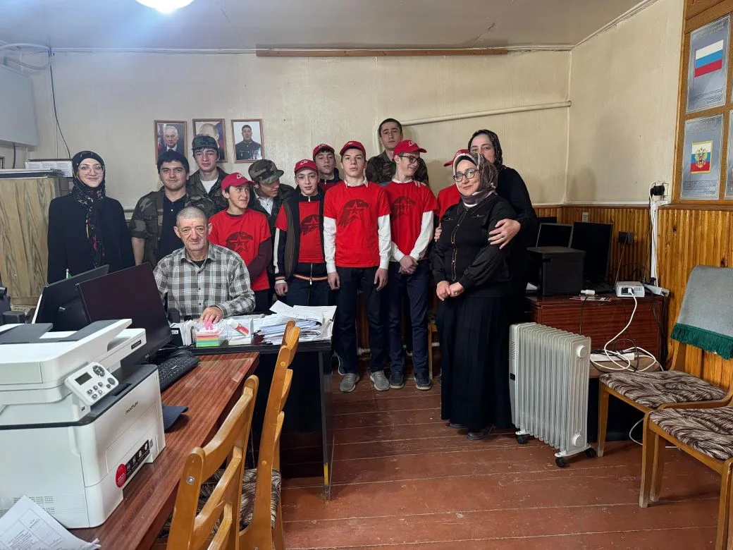🗓️ Ко Дню работников военных комиссариатов участники ЮнАрмии в сопровождении старшей в...
