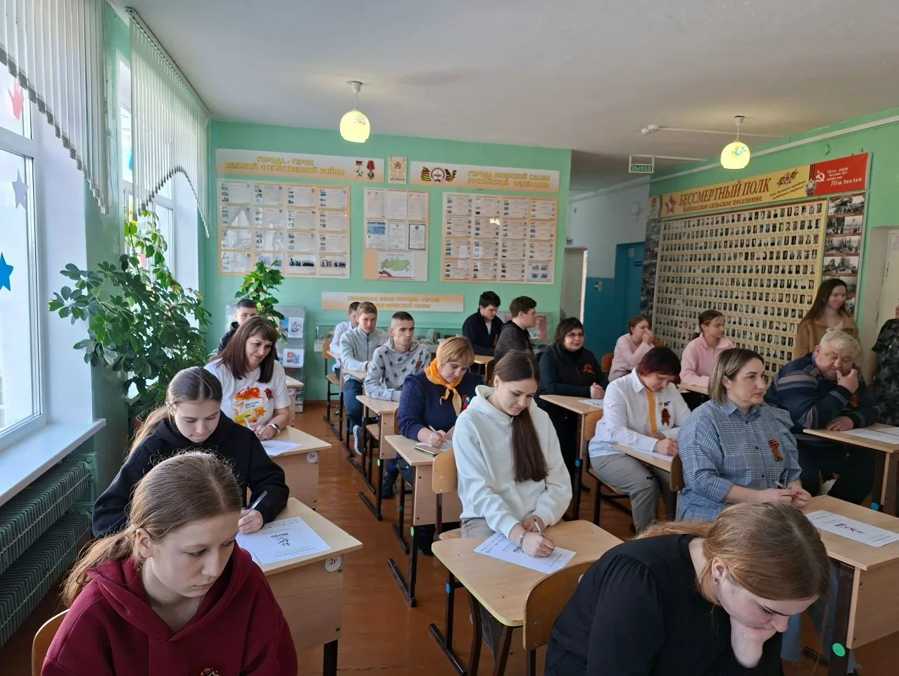 Знать, чтобы помнить: 25 героев из трёх школ Седельниковского района написали «Диктант Победы». 
Кей